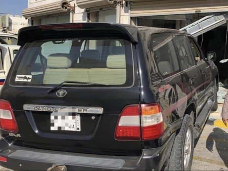 اضغط لمشاهدة الفيديو: فتاة سعودية تقتحم مطعمًا بسيارتها في العوامية!